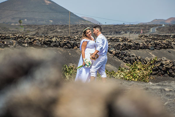 Sesión de fotos en exteriores, con los novios en La Geria. Lanzarote