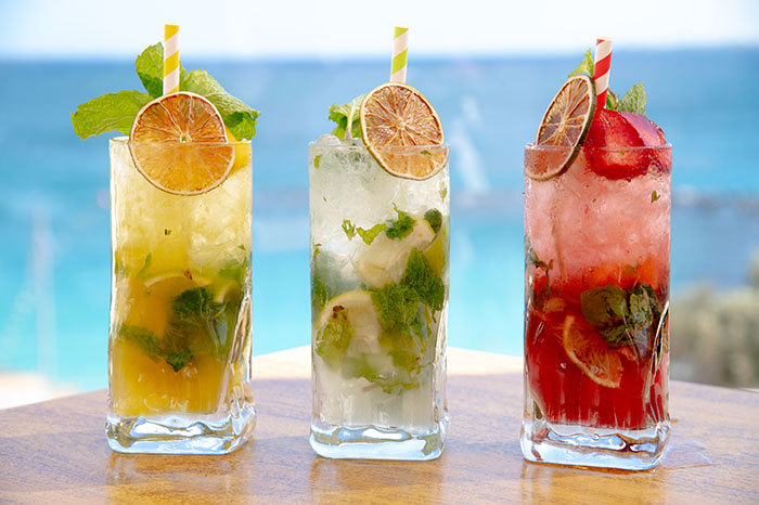 Refrescante cocktails con mar de fondo