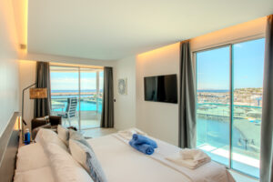 habitación con vista exterior a puerto y terraza