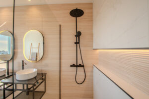 baño con elementos arquitectónicos y espejo retroiluminado