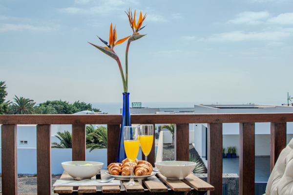 desalluno con vista al mar