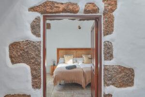 Entrada de habitación marco de piedra estilo canario