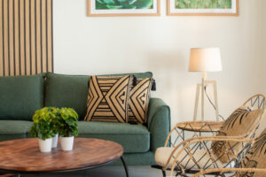 detalles de la decoración cojines cuadro lamparaas y mesas