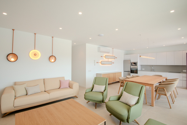 sala con comedor lamparas y espejos modernos con cocina