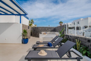 tumbonas con sombreros y libros vacaciones